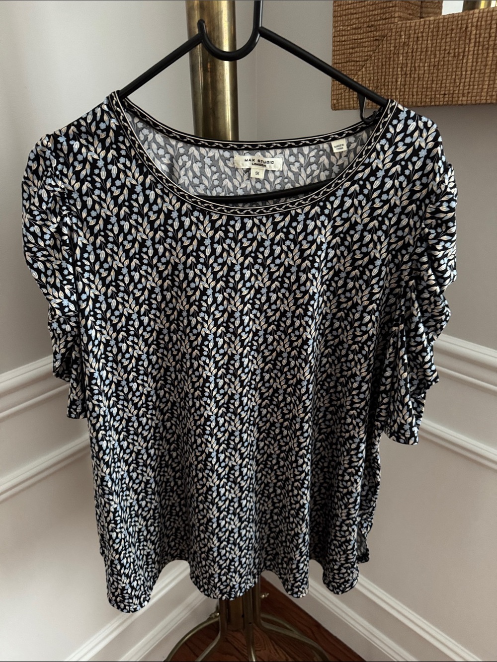 Max Studio Navy and White Leaf-Print Short Sleeve Tee